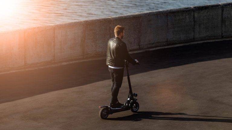 Elektroskūteri – kas jāņem vērā, piedaloties satiksmē?