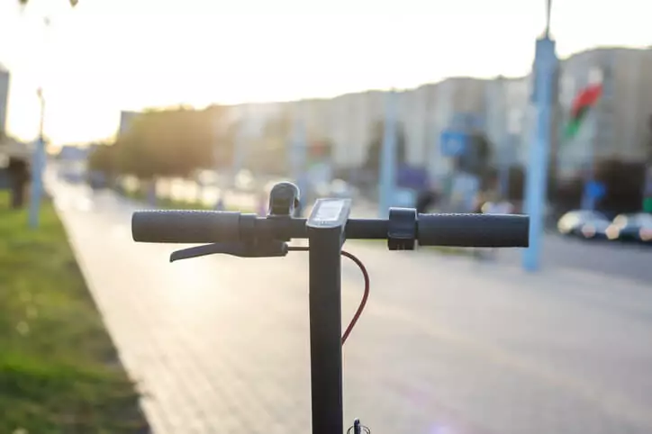 elektroskūteris uz ielas