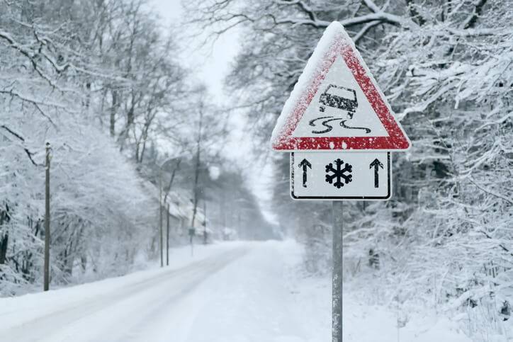 No kura datuma drīkst izmantot ziemas riepas ar radzēm?