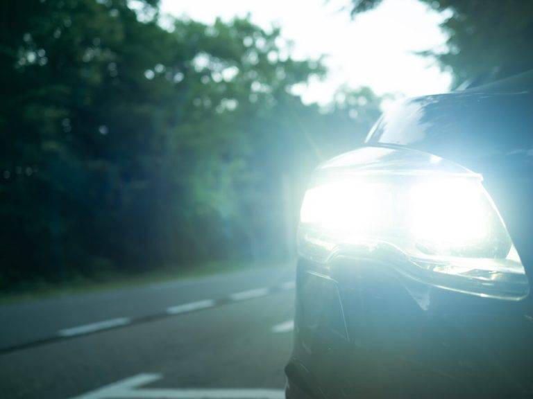 Auto gaismu lietošanas noteikumi Latvijā: kas jāzina katram autovadītājam?