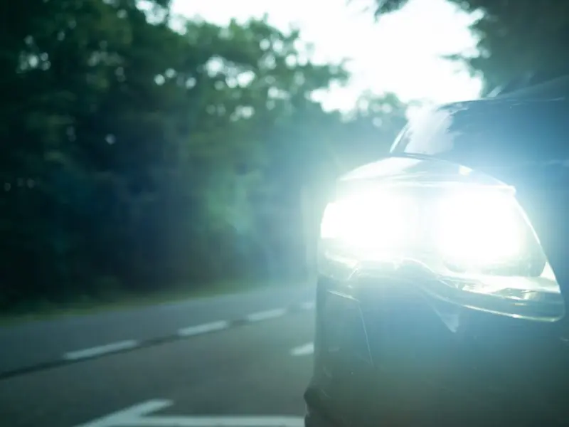 Auto gaismu lietošanas noteikumi Latvijā: kas jāzina katram autovadītājam?