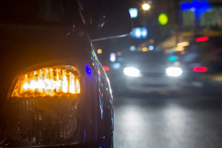 auto gaismas tuvplānā tumsā